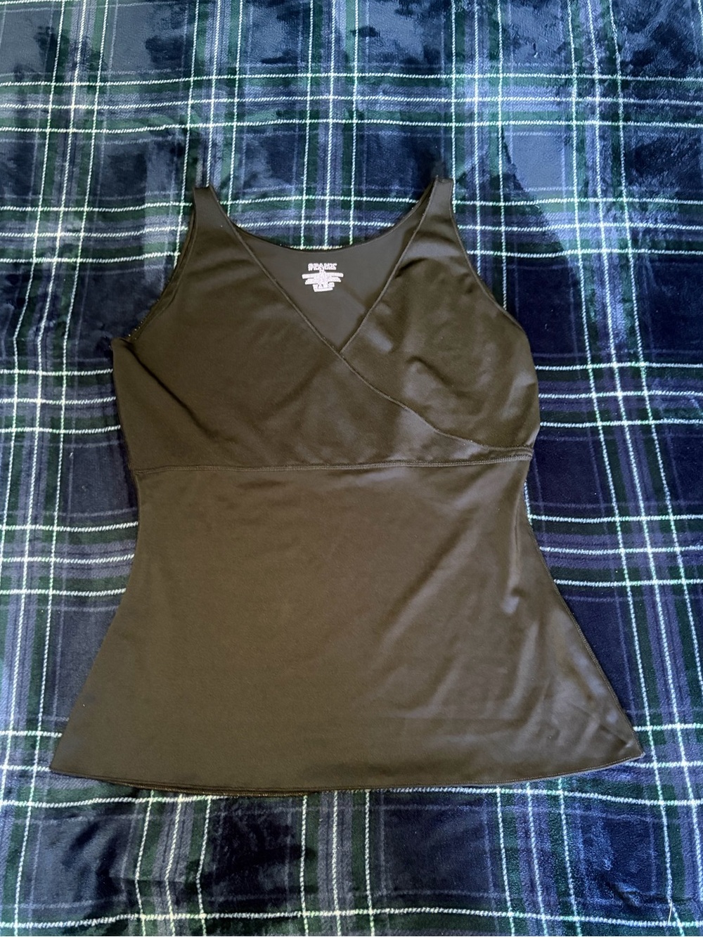 Black SPANX cross over shape wear tank top. Size XL.